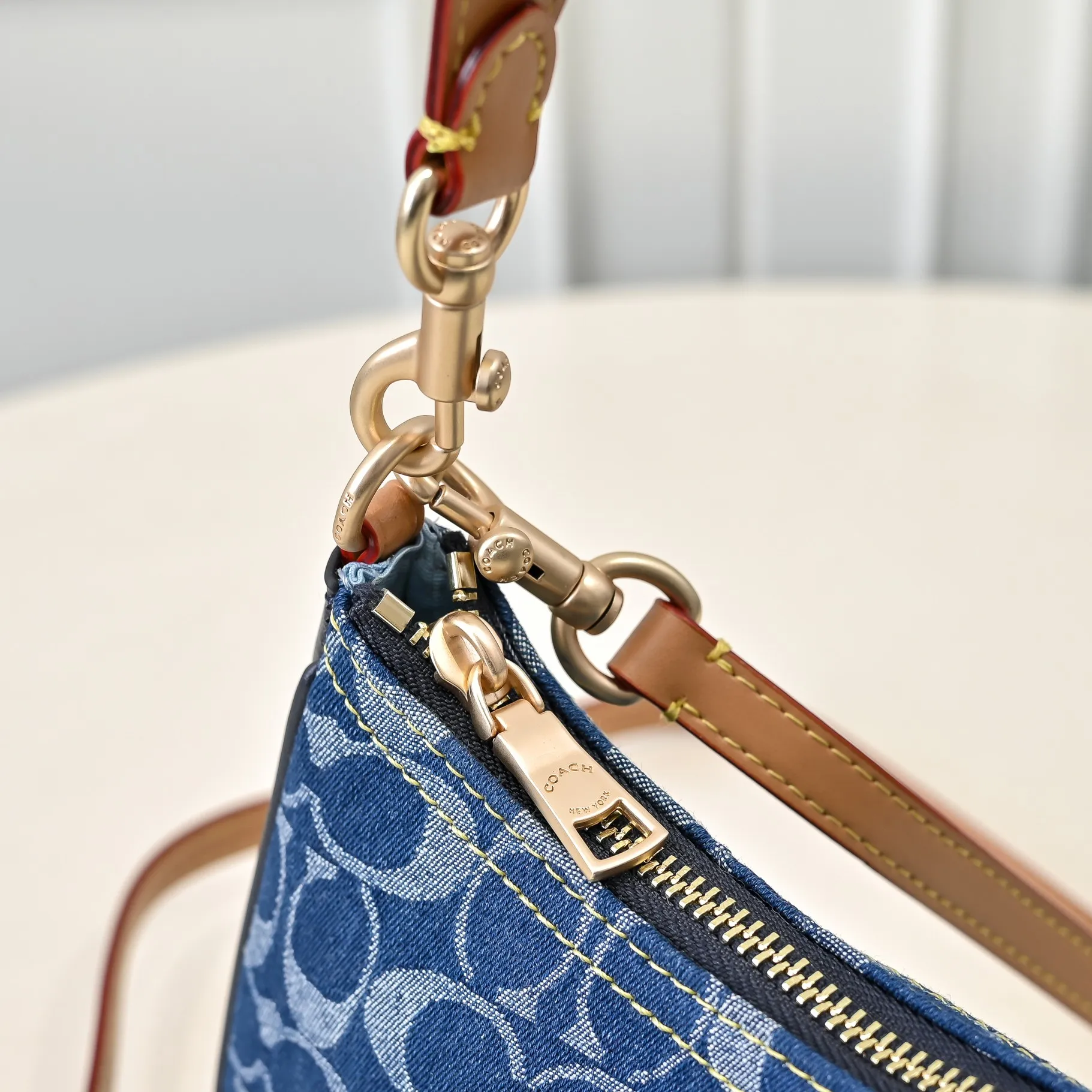 P260 [Top original order] Style number: CAF82 Size: 24.5*15.5*7.5cm