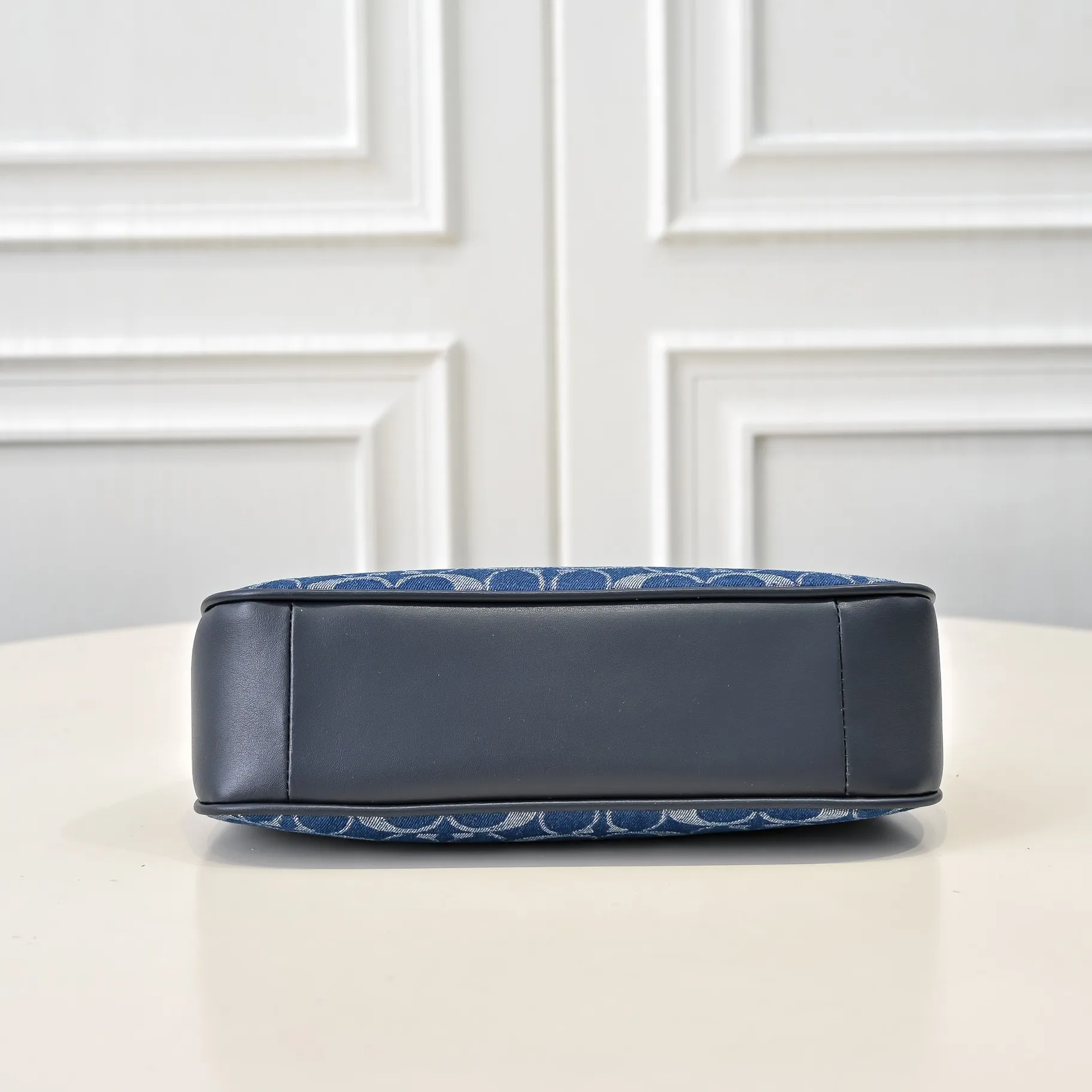 P260 [Top original order] Style number: CAF82 Size: 24.5*15.5*7.5cm