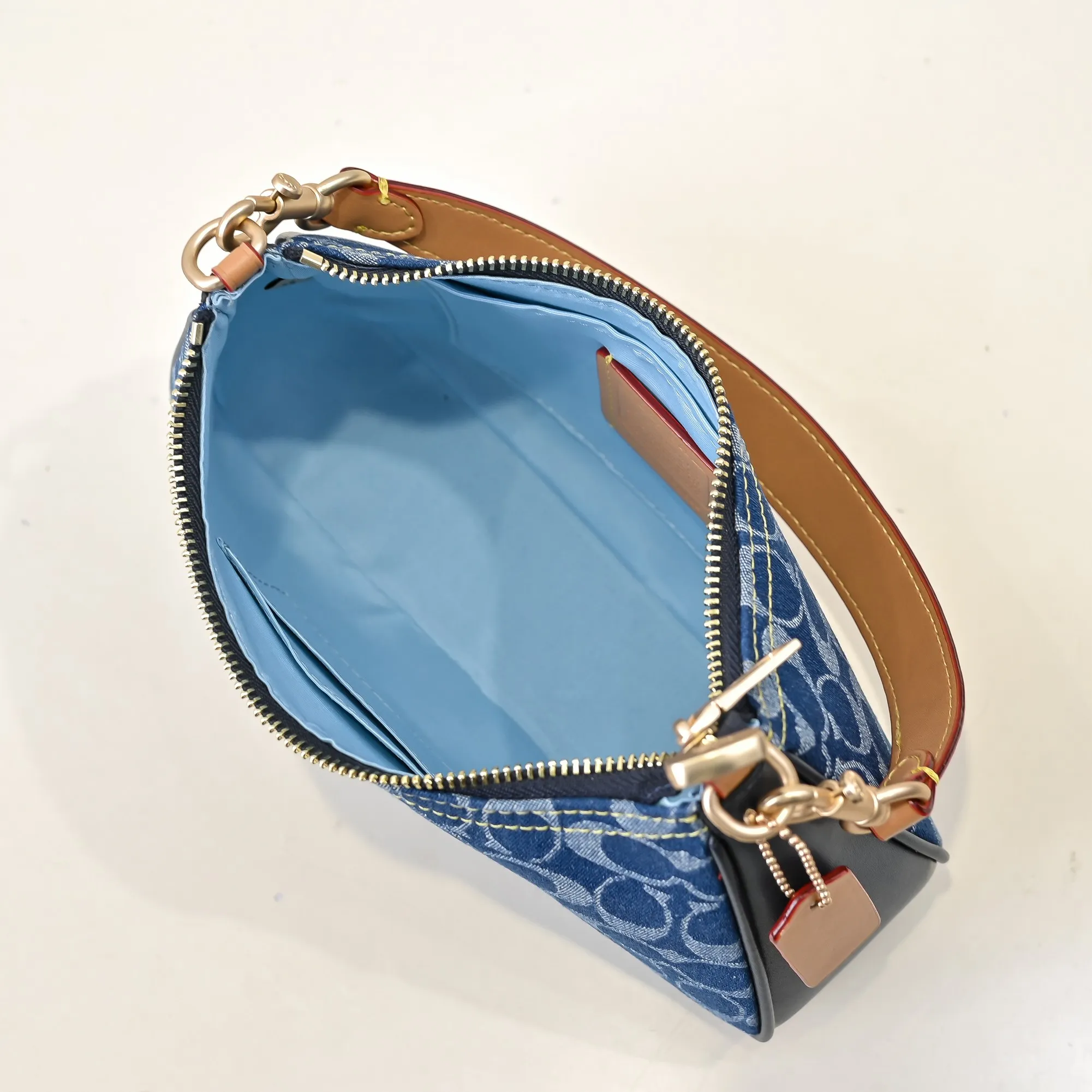 P260 [Top original order] Style number: CAF82 Size: 24.5*15.5*7.5cm