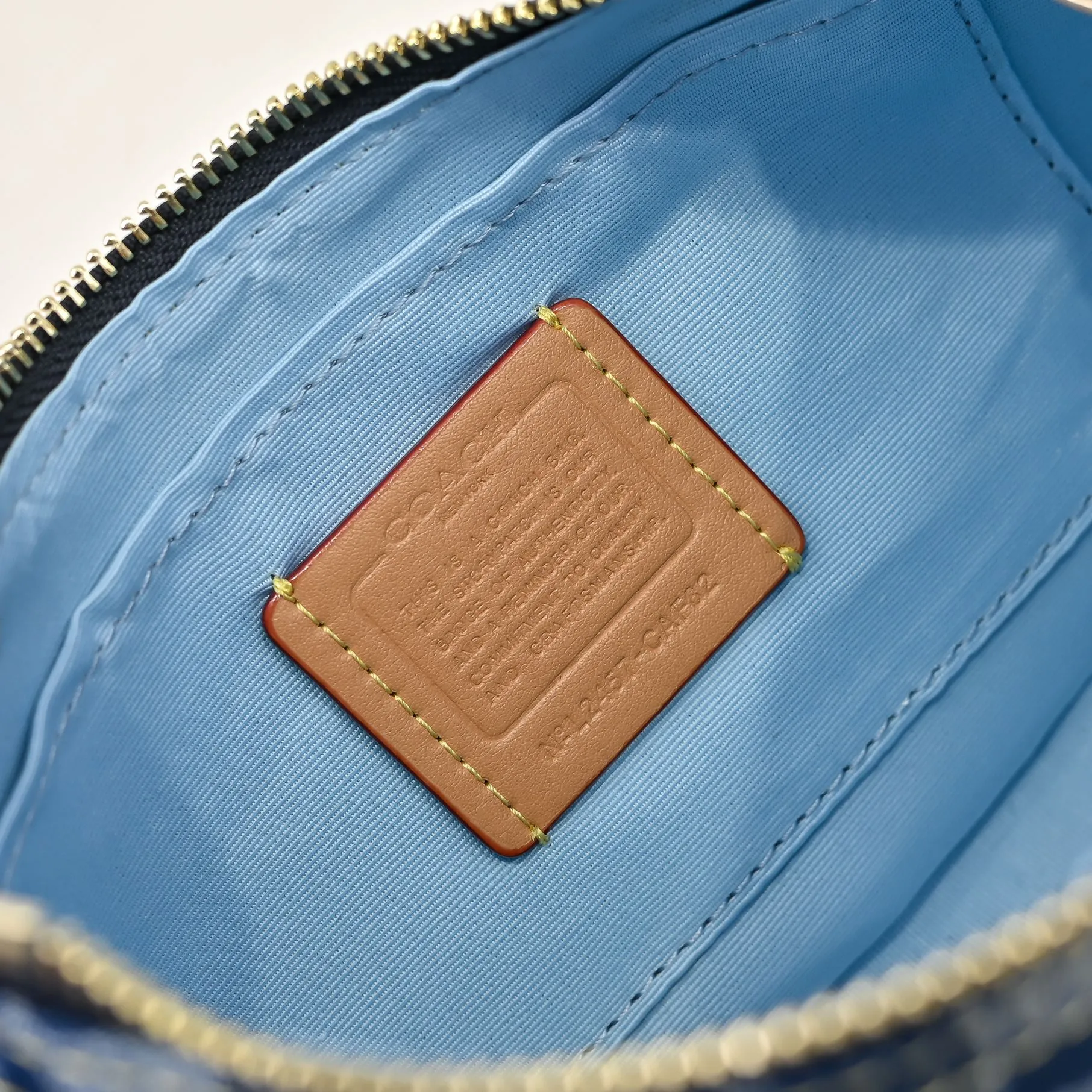 P260 [Top original order] Style number: CAF82 Size: 24.5*15.5*7.5cm