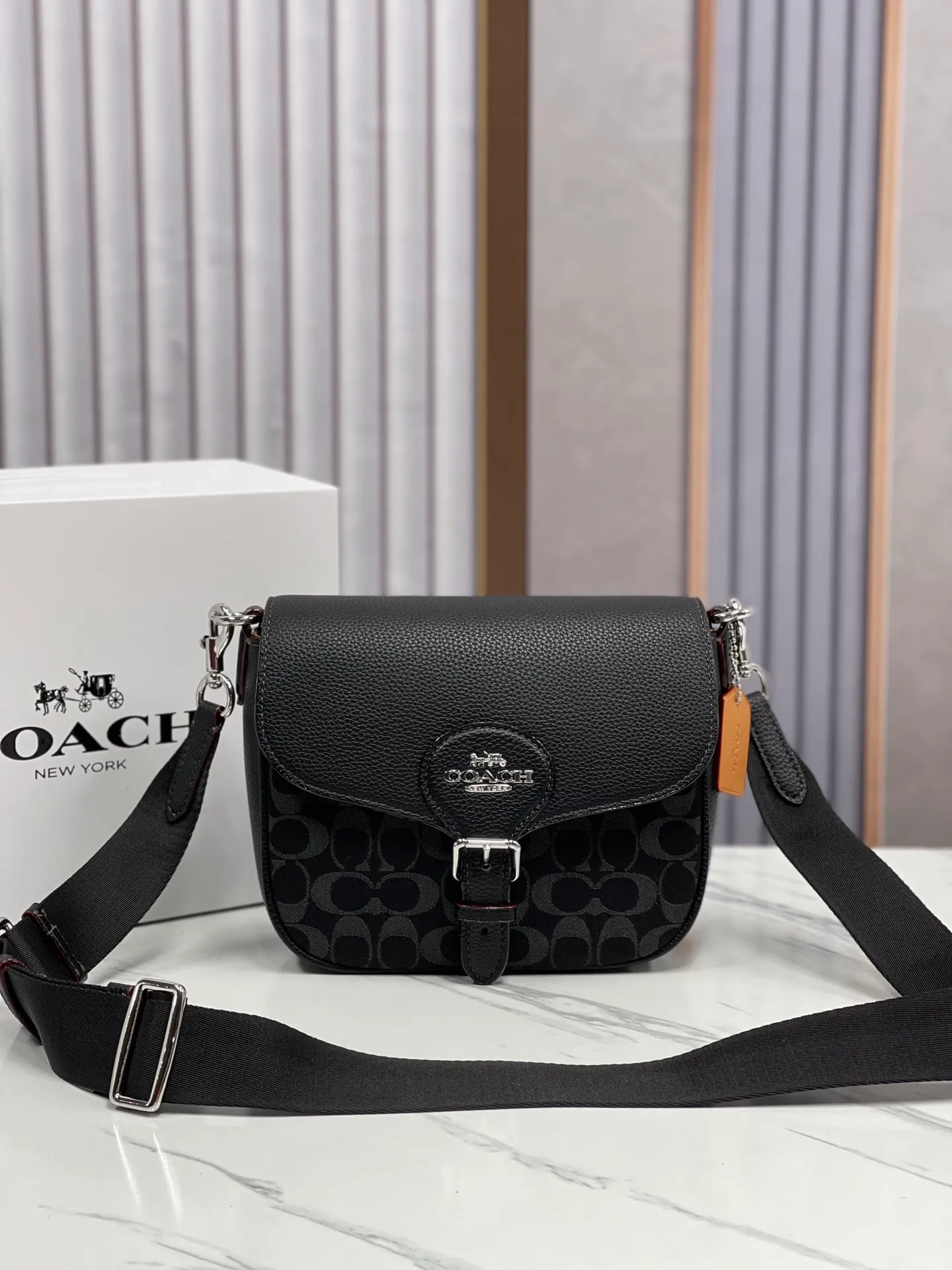 Batch 500💰Coach’s new saddle bag model CQ185 black denim Amelia saddle bag, the pebbled cowhide flap is like a delicate scroll, and the wide woven shoulder strap is light and comfortable. , complementing Amelia's classic design, injecting playful and youthful colors into the outfit. Size 23X18