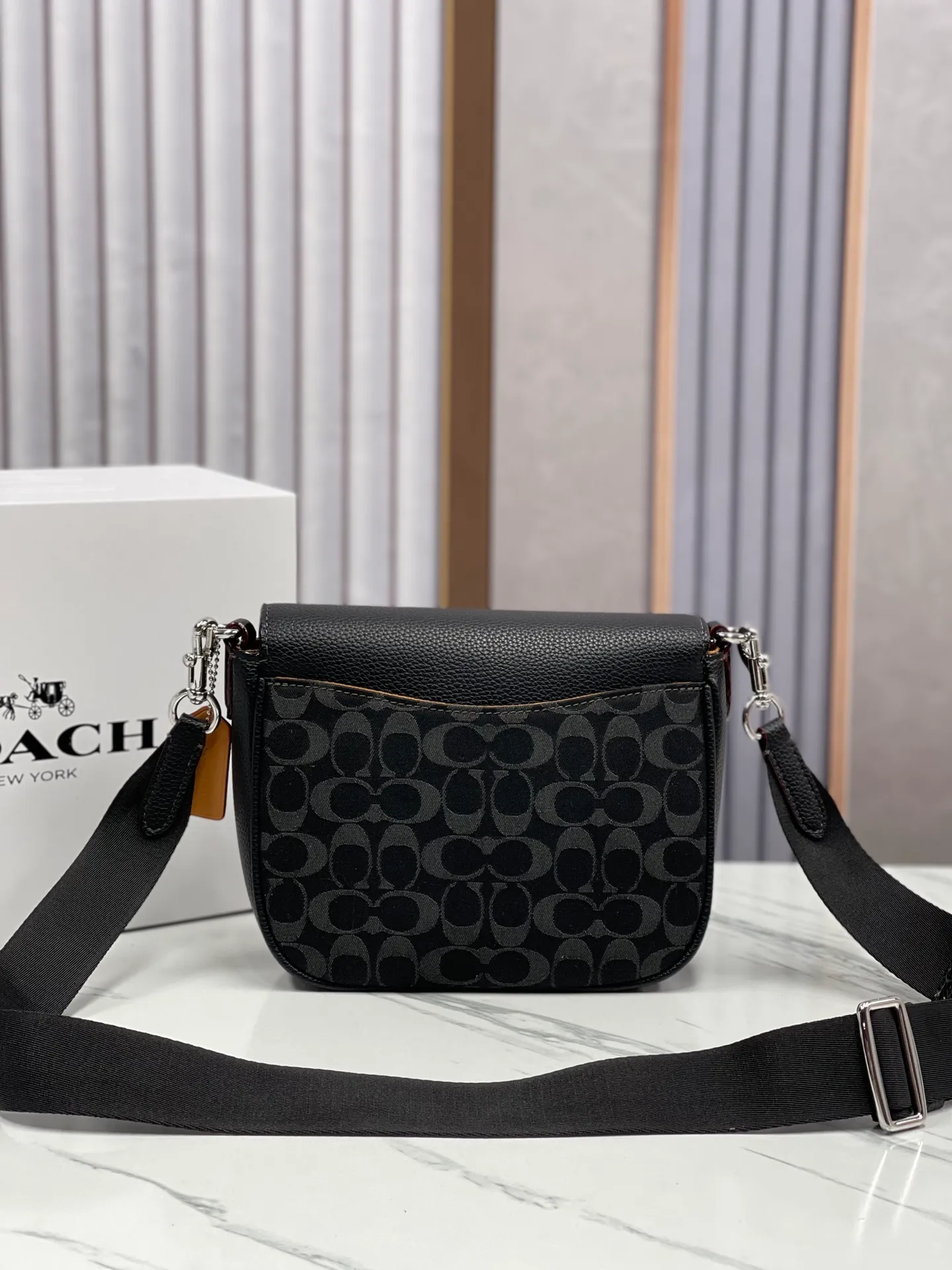 Batch 500💰Coach’s new saddle bag model CQ185 black denim Amelia saddle bag, the pebbled cowhide flap is like a delicate scroll, and the wide woven shoulder strap is light and comfortable. , complementing Amelia's classic design, injecting playful and youthful colors into the outfit. Size 23X18