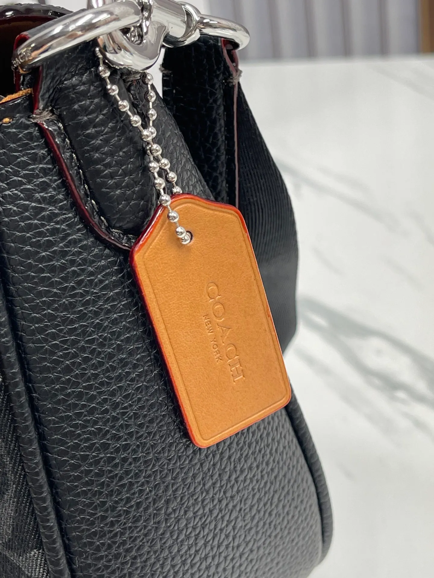 Batch 500💰Coach’s new saddle bag model CQ185 black denim Amelia saddle bag, the pebbled cowhide flap is like a delicate scroll, and the wide woven shoulder strap is light and comfortable. , complementing Amelia's classic design, injecting playful and youthful colors into the outfit. Size 23X18