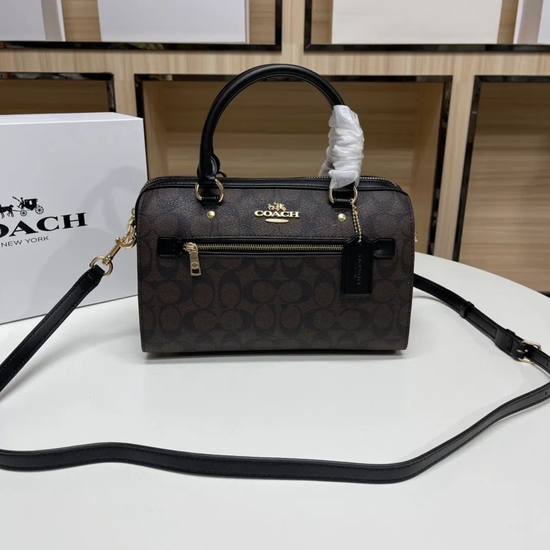 Top original order, batch 480💰COACH/Coach’s new Boston bag 83607 is a super practical bag, regardless of age or season. The bag has a large space and can hold a lot of things. This bag has a long shoulder strap and can be worn cross-body. Size:26*15*13cm