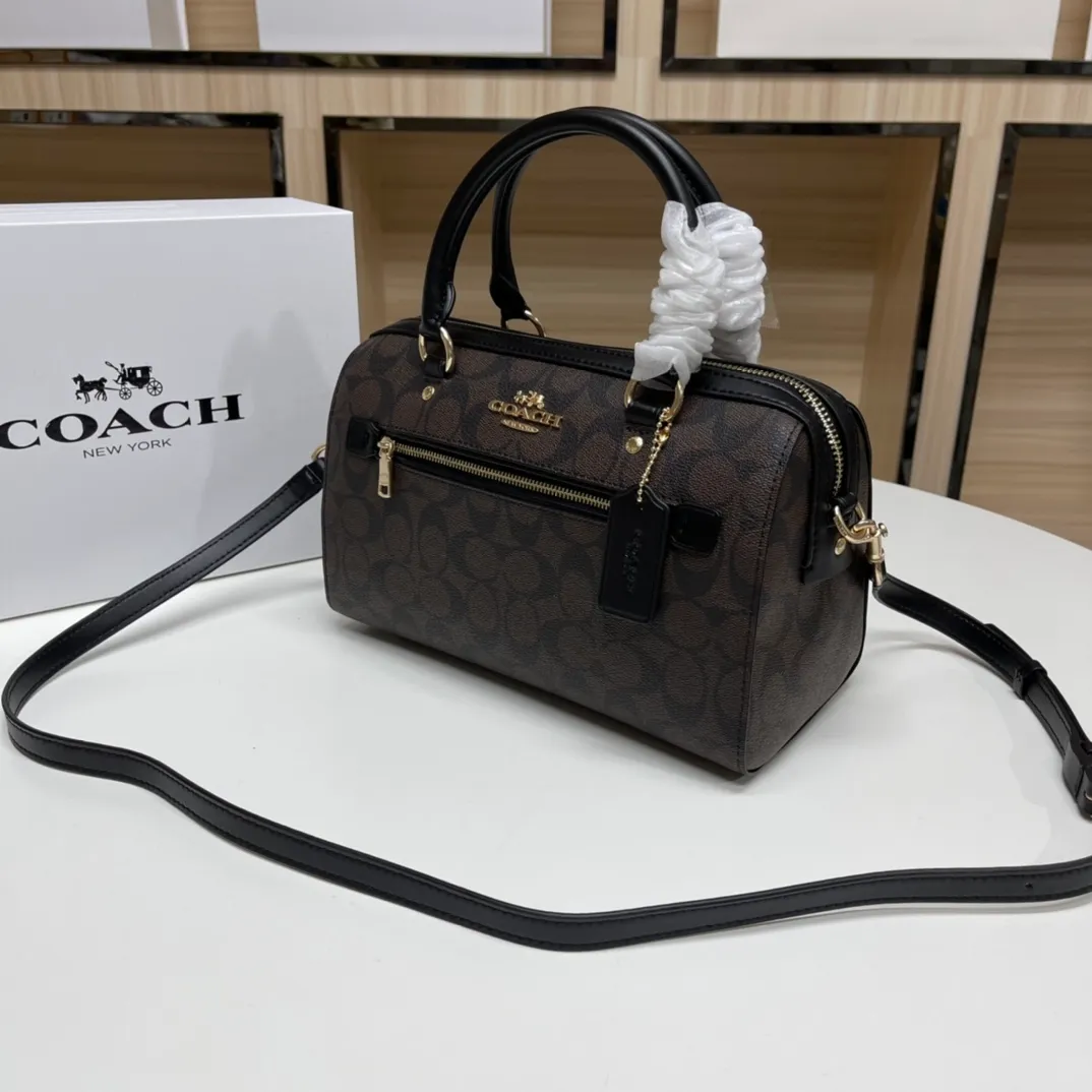 Top original order, batch 480💰COACH/Coach’s new Boston bag 83607 is a super practical bag, regardless of age or season. The bag has a large space and can hold a lot of things. This bag has a long shoulder strap and can be worn cross-body. Size:26*15*13cm