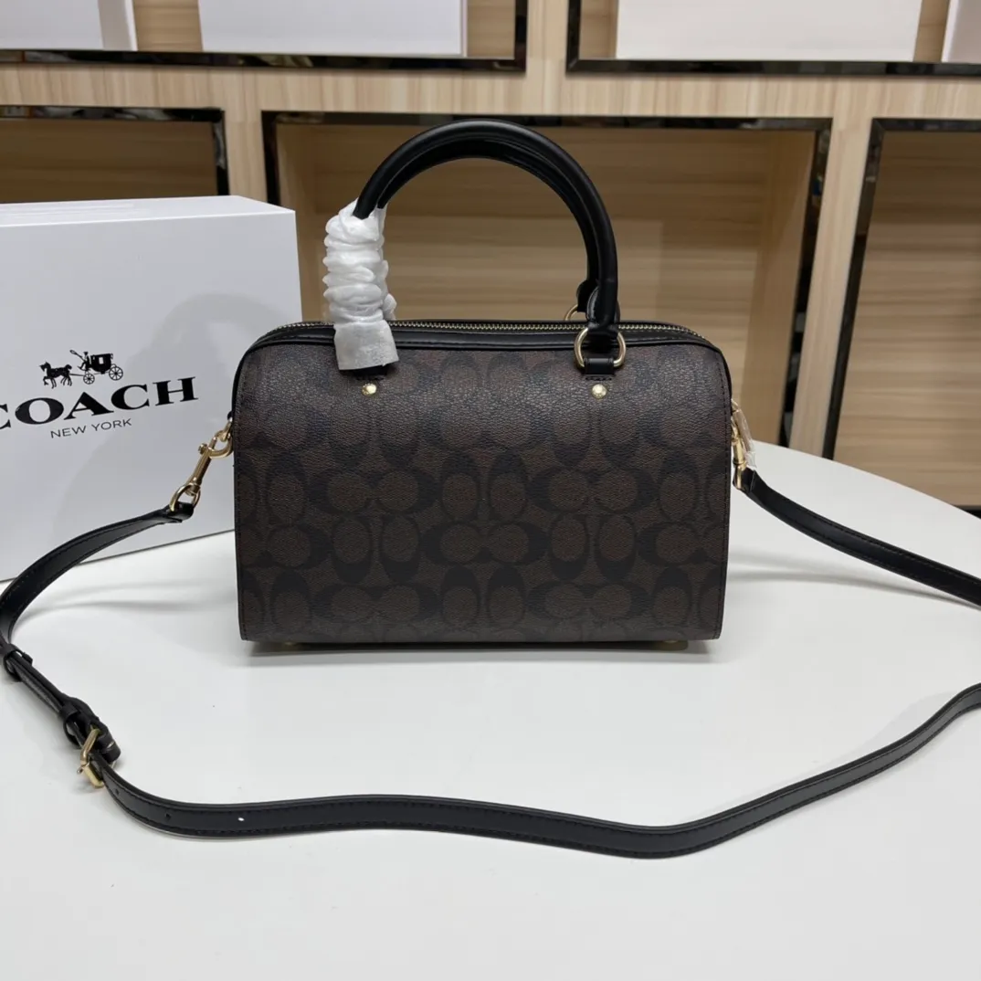 Top original order, batch 480💰COACH/Coach’s new Boston bag 83607 is a super practical bag, regardless of age or season. The bag has a large space and can hold a lot of things. This bag has a long shoulder strap and can be worn cross-body. Size:26*15*13cm