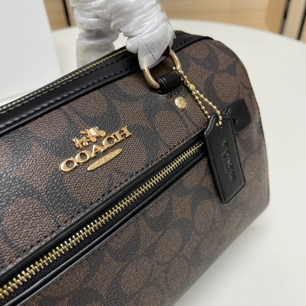 Top original order, batch 480💰COACH/Coach’s new Boston bag 83607 is a super practical bag, regardless of age or season. The bag has a large space and can hold a lot of things. This bag has a long shoulder strap and can be worn cross-body. Size:26*15*13cm
