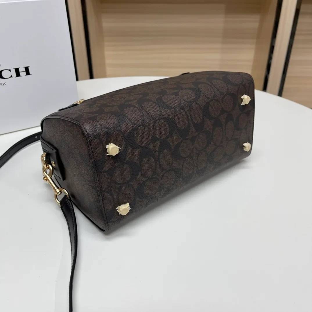 Top original order, batch 480💰COACH/Coach’s new Boston bag 83607 is a super practical bag, regardless of age or season. The bag has a large space and can hold a lot of things. This bag has a long shoulder strap and can be worn cross-body. Size:26*15*13cm