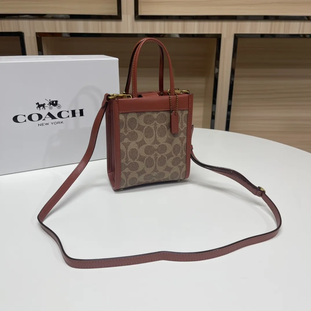 Top original order batch 380💰.  Koujia Mini Cashin tote is a bag that pays homage to classics yet is cute. The small bag shape can hold daily necessities. It is a must-have item for simple going out ~ hand-held, one-shoulder or cross-body. You can switch it at will. 😎 The most classic caramel color will never go out of style. The classic hot color. There are foot nails at the bottom of the bag to prevent wear and tear. Very thoughtful design! Model 5277. Size: 14.5*17*7 cm