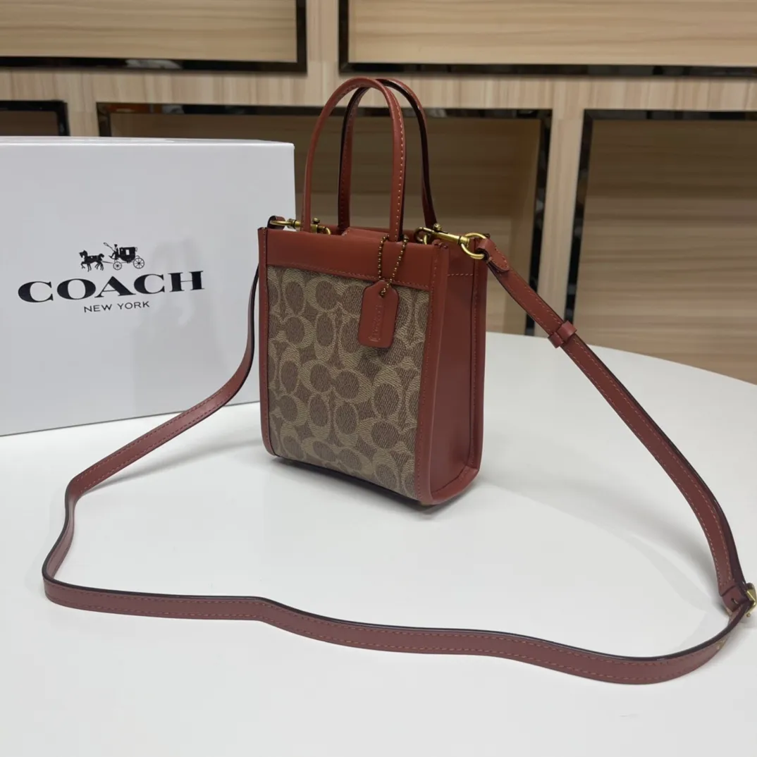 Top original order batch 380💰.  Koujia Mini Cashin tote is a bag that pays homage to classics yet is cute. The small bag shape can hold daily necessities. It is a must-have item for simple going out ~ hand-held, one-shoulder or cross-body. You can switch it at will. 😎 The most classic caramel color will never go out of style. The classic hot color. There are foot nails at the bottom of the bag to prevent wear and tear. Very thoughtful design! Model 5277. Size: 14.5*17*7 cm