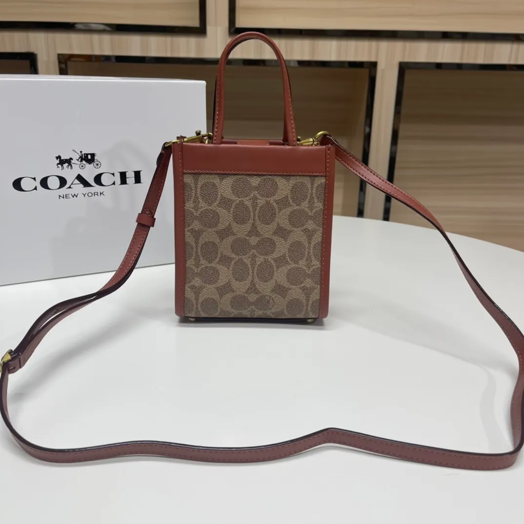 Top original order batch 380💰.  Koujia Mini Cashin tote is a bag that pays homage to classics yet is cute. The small bag shape can hold daily necessities. It is a must-have item for simple going out ~ hand-held, one-shoulder or cross-body. You can switch it at will. 😎 The most classic caramel color will never go out of style. The classic hot color. There are foot nails at the bottom of the bag to prevent wear and tear. Very thoughtful design! Model 5277. Size: 14.5*17*7 cm