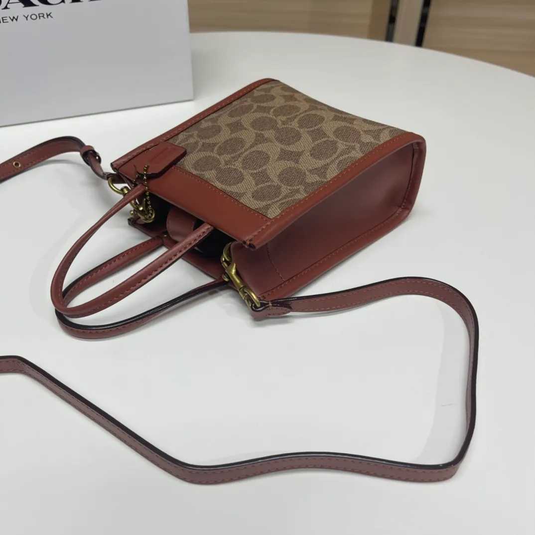 Top original order batch 380💰.  Koujia Mini Cashin tote is a bag that pays homage to classics yet is cute. The small bag shape can hold daily necessities. It is a must-have item for simple going out ~ hand-held, one-shoulder or cross-body. You can switch it at will. 😎 The most classic caramel color will never go out of style. The classic hot color. There are foot nails at the bottom of the bag to prevent wear and tear. Very thoughtful design! Model 5277. Size: 14.5*17*7 cm