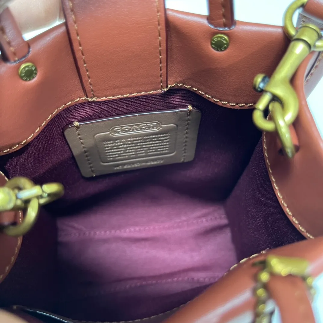 Top original order batch 380💰.  Koujia Mini Cashin tote is a bag that pays homage to classics yet is cute. The small bag shape can hold daily necessities. It is a must-have item for simple going out ~ hand-held, one-shoulder or cross-body. You can switch it at will. 😎 The most classic caramel color will never go out of style. The classic hot color. There are foot nails at the bottom of the bag to prevent wear and tear. Very thoughtful design! Model 5277. Size: 14.5*17*7 cm