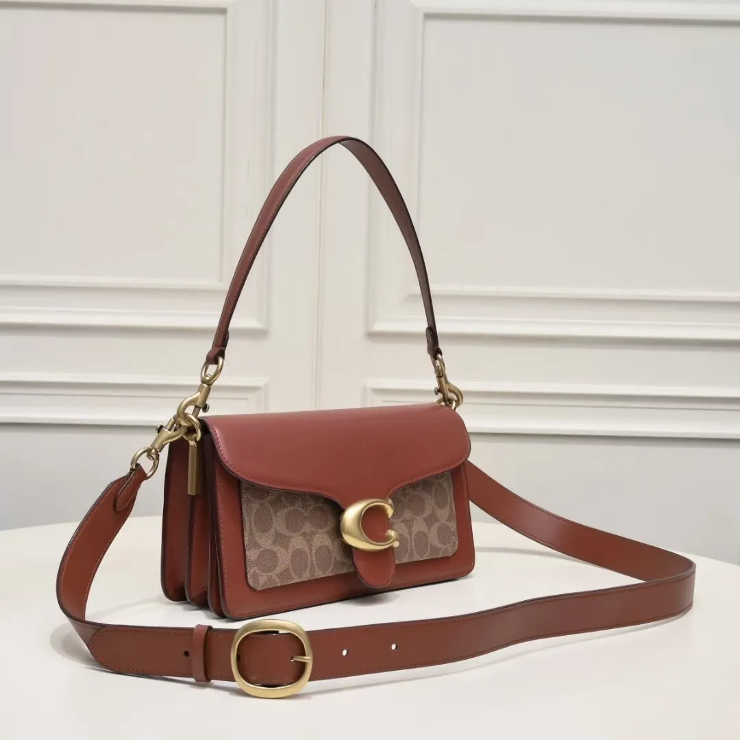 P440 [Top original order] Coach's upgraded version of the TABBY series No. 26 shoulder bag underarm bag CI032 is roughly the same as the old version. The bag shape is roughly the same. The difference is that the side of this bag adopts an accordion design, which increases the sense of layering! The inner compartment and leather texture have also been upgraded to look more advanced. A hot stamping LOGO has been added inside, which is classic and versatile, and practical! Size:26*15*8cm
