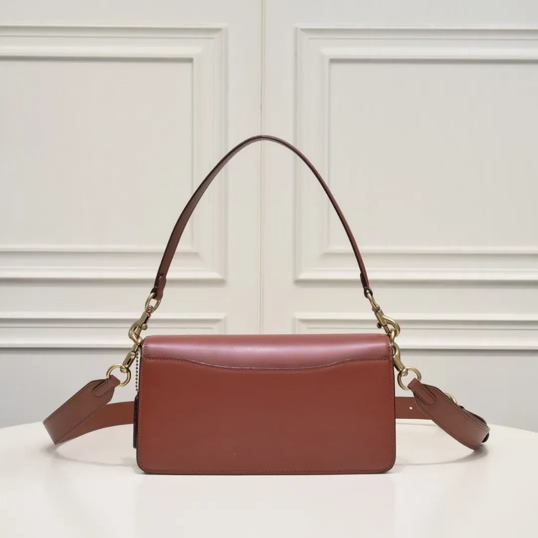 P440 [Top original order] Coach's upgraded version of the TABBY series No. 26 shoulder bag underarm bag CI032 is roughly the same as the old version. The bag shape is roughly the same. The difference is that the side of this bag adopts an accordion design, which increases the sense of layering! The inner compartment and leather texture have also been upgraded to look more advanced. A hot stamping LOGO has been added inside, which is classic and versatile, and practical! Size:26*15*8cm