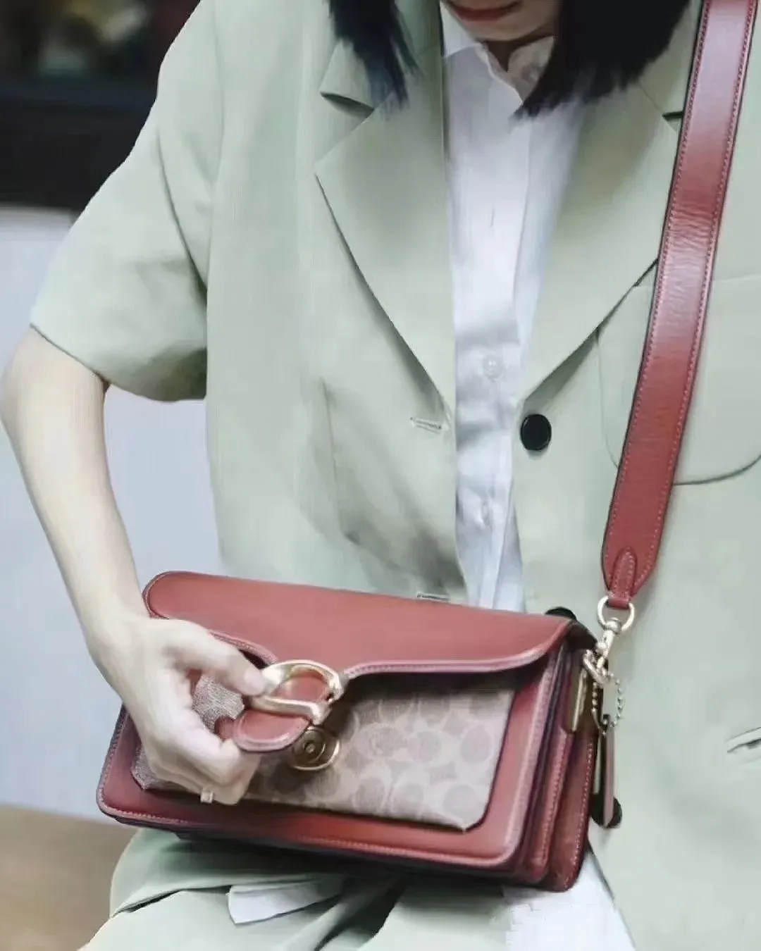 P440 [Top original order] Coach's upgraded version of the TABBY series No. 26 shoulder bag underarm bag CI032 is roughly the same as the old version. The bag shape is roughly the same. The difference is that the side of this bag adopts an accordion design, which increases the sense of layering! The inner compartment and leather texture have also been upgraded to look more advanced. A hot stamping LOGO has been added inside, which is classic and versatile, and practical! Size:26*15*8cm