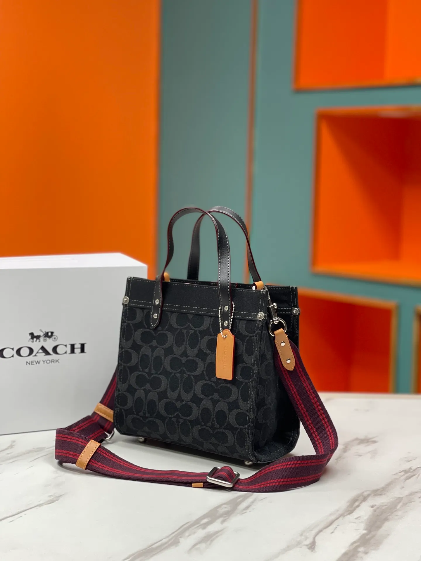Top original order batch 460💰. coach/Coach’s new model CG091. Dempsey mini canvas Field Tote 22 vertical small tote shopping bag, the bag is small, cute and can be packed. It is very suitable for petite girls, fashionable and versatile ~ 22x21x12cm,