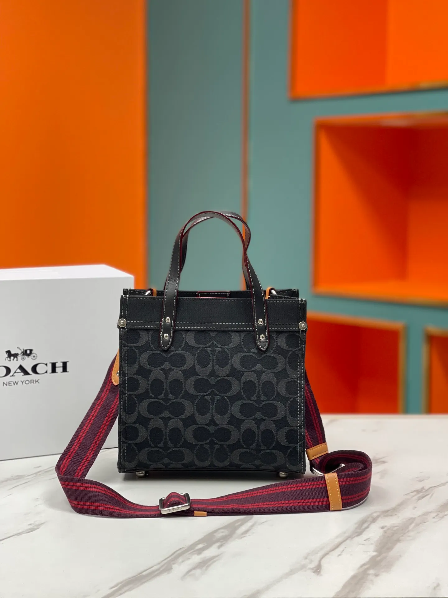 Top original order batch 460💰. coach/Coach’s new model CG091. Dempsey mini canvas Field Tote 22 vertical small tote shopping bag, the bag is small, cute and can be packed. It is very suitable for petite girls, fashionable and versatile ~ 22x21x12cm,