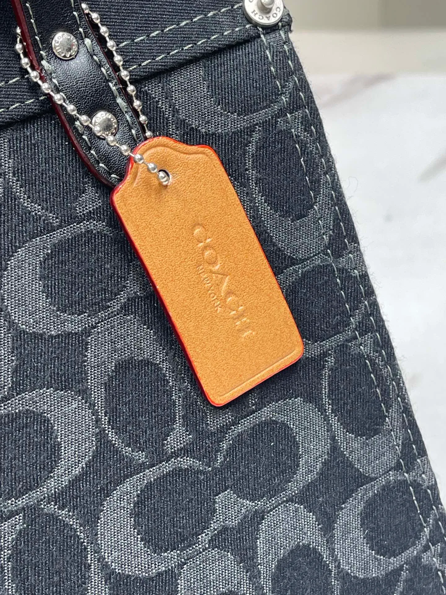 Top original order batch 460💰. coach/Coach’s new model CG091. Dempsey mini canvas Field Tote 22 vertical small tote shopping bag, the bag is small, cute and can be packed. It is very suitable for petite girls, fashionable and versatile ~ 22x21x12cm,