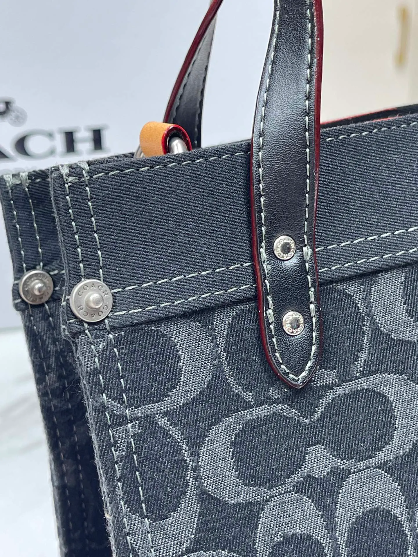 Top original order batch 460💰. coach/Coach’s new model CG091. Dempsey mini canvas Field Tote 22 vertical small tote shopping bag, the bag is small, cute and can be packed. It is very suitable for petite girls, fashionable and versatile ~ 22x21x12cm,