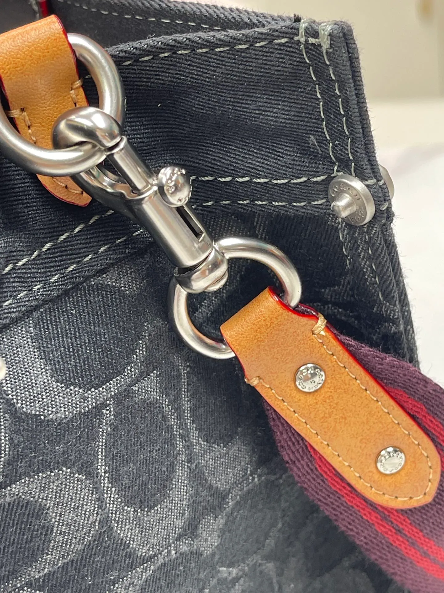 Top original order batch 460💰. coach/Coach’s new model CG091. Dempsey mini canvas Field Tote 22 vertical small tote shopping bag, the bag is small, cute and can be packed. It is very suitable for petite girls, fashionable and versatile ~ 22x21x12cm,