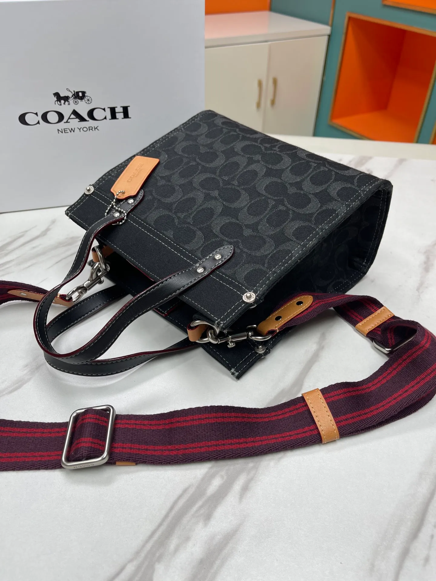 Top original order batch 460💰. coach/Coach’s new model CG091. Dempsey mini canvas Field Tote 22 vertical small tote shopping bag, the bag is small, cute and can be packed. It is very suitable for petite girls, fashionable and versatile ~ 22x21x12cm,