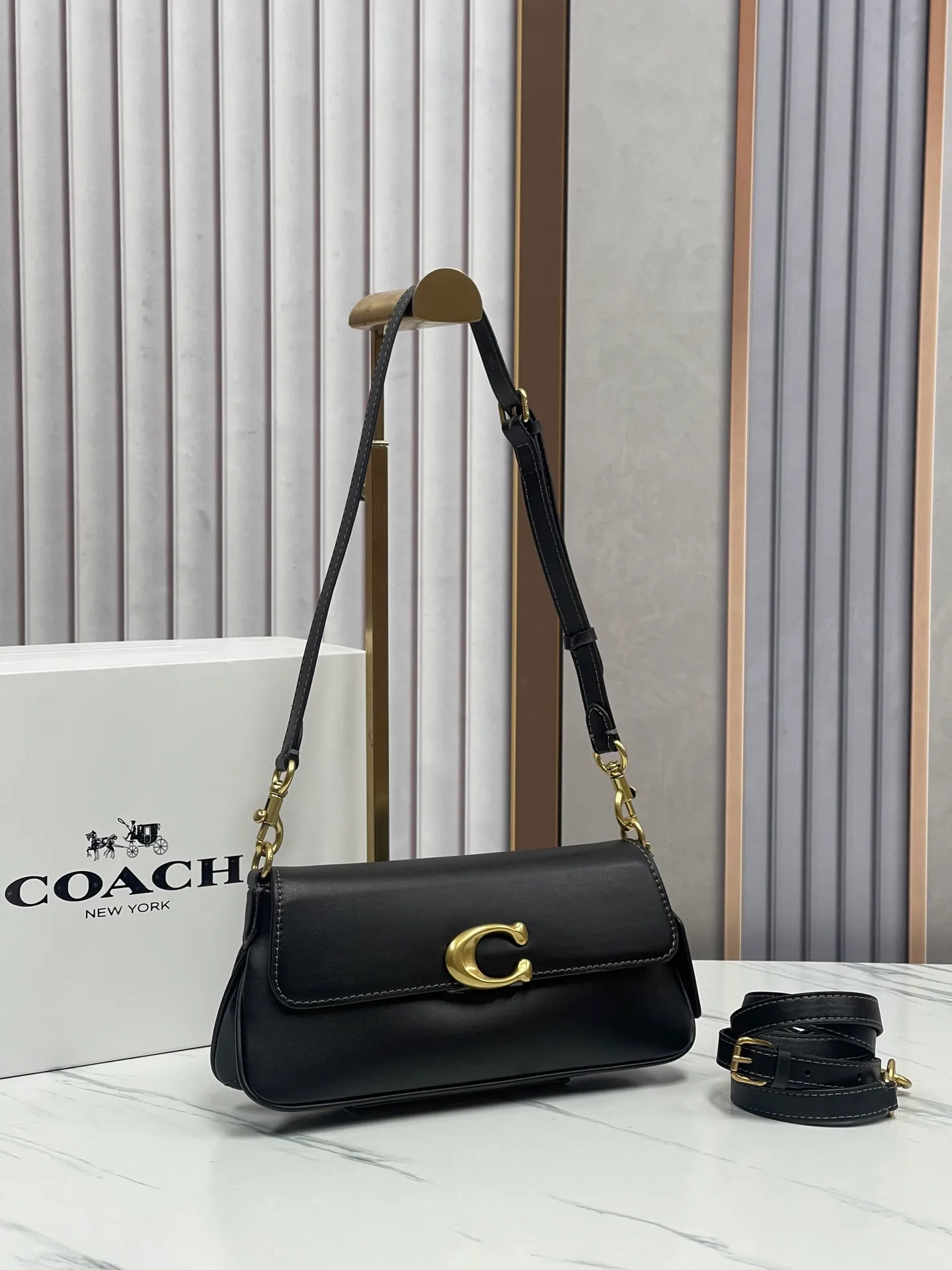 P420¥ [New counter product] COACH/Coach women's JET shoulder bag, crossbody bag, high-end design commuting model: CAM16. Size 25*11*5