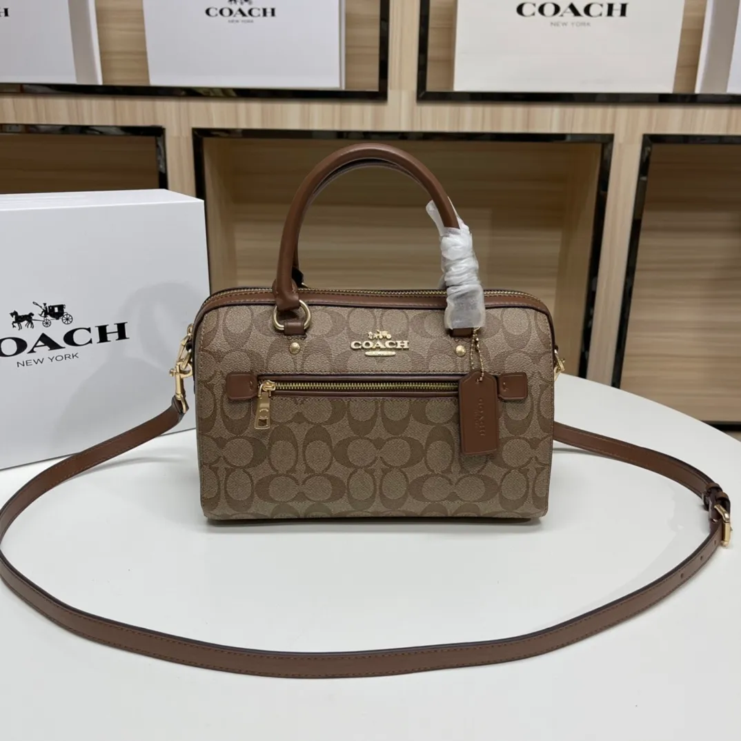 Top original order, batch 480💰COACH/Coach’s new Boston bag 83607 is a super practical bag, regardless of age or season. The bag has a large space and can hold a lot of things. This bag has a long shoulder strap and can be worn cross-body. Size:26*15*13cm