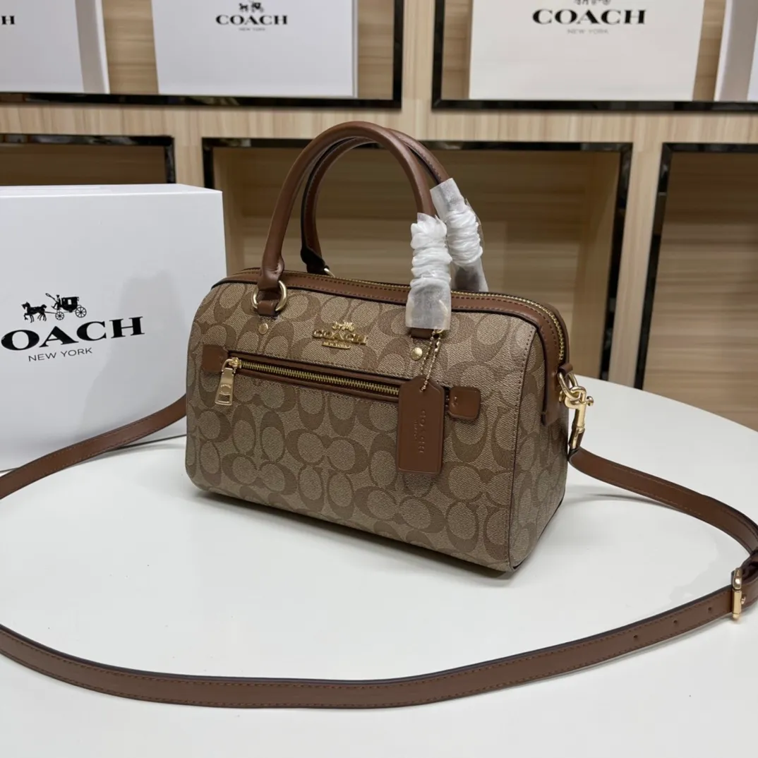 Top original order, batch 480💰COACH/Coach’s new Boston bag 83607 is a super practical bag, regardless of age or season. The bag has a large space and can hold a lot of things. This bag has a long shoulder strap and can be worn cross-body. Size:26*15*13cm