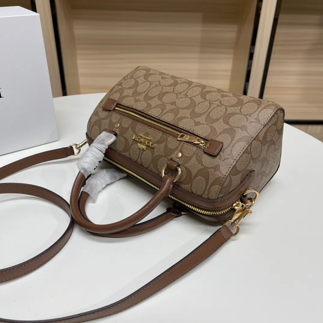 Top original order, batch 480💰COACH/Coach’s new Boston bag 83607 is a super practical bag, regardless of age or season. The bag has a large space and can hold a lot of things. This bag has a long shoulder strap and can be worn cross-body. Size:26*15*13cm