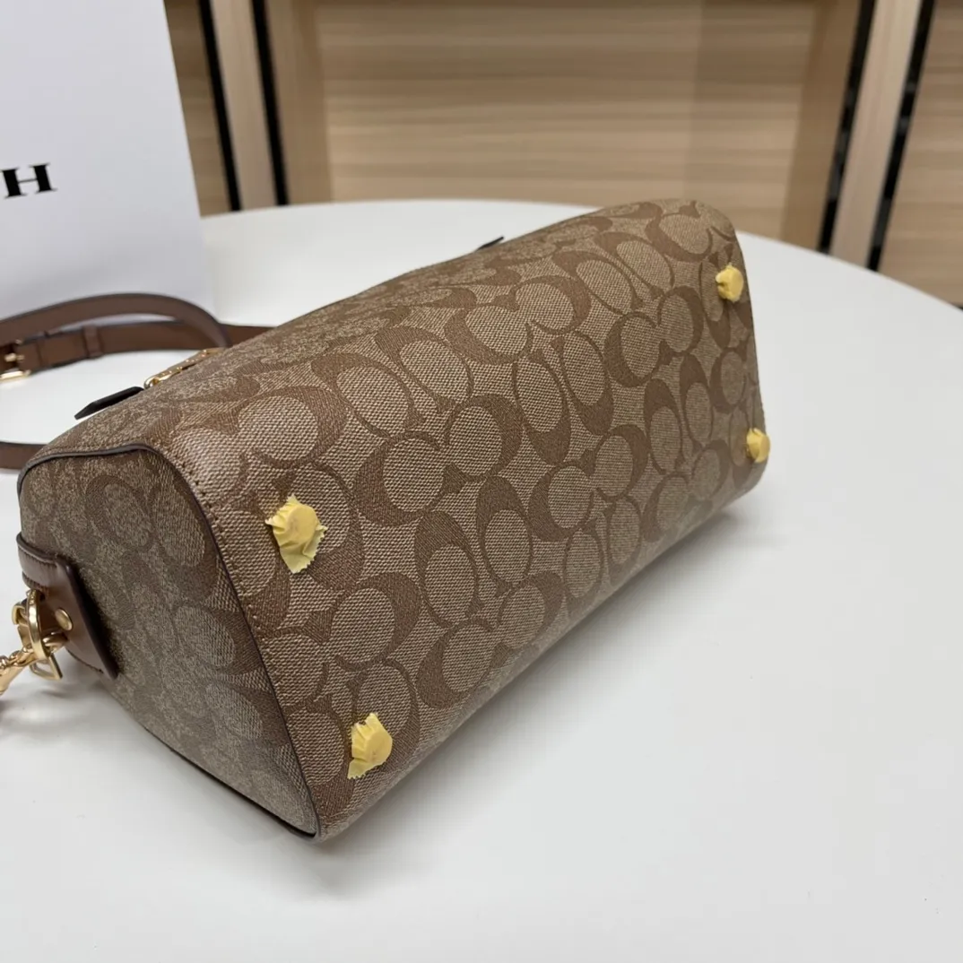 Top original order, batch 480💰COACH/Coach’s new Boston bag 83607 is a super practical bag, regardless of age or season. The bag has a large space and can hold a lot of things. This bag has a long shoulder strap and can be worn cross-body. Size:26*15*13cm