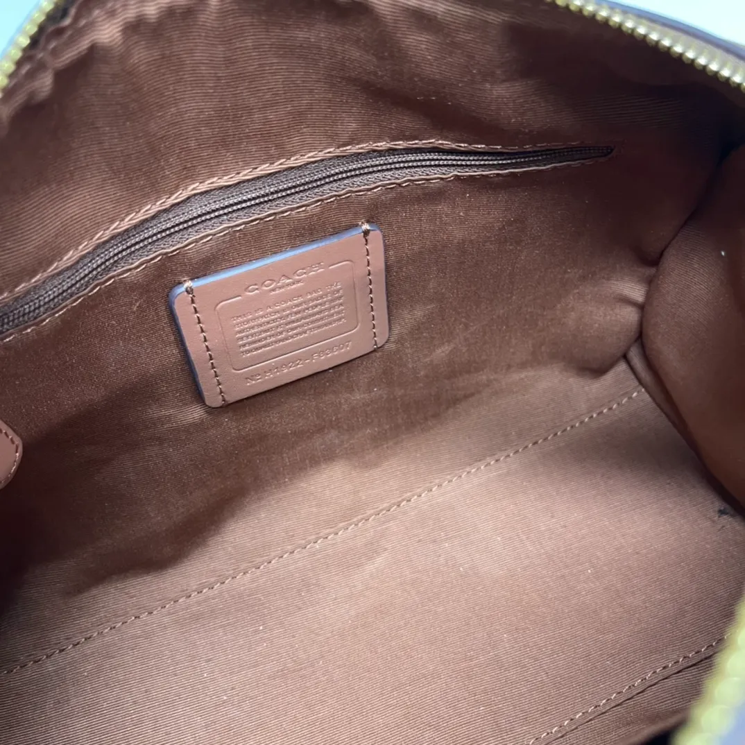 Top original order, batch 480💰COACH/Coach’s new Boston bag 83607 is a super practical bag, regardless of age or season. The bag has a large space and can hold a lot of things. This bag has a long shoulder strap and can be worn cross-body. Size:26*15*13cm