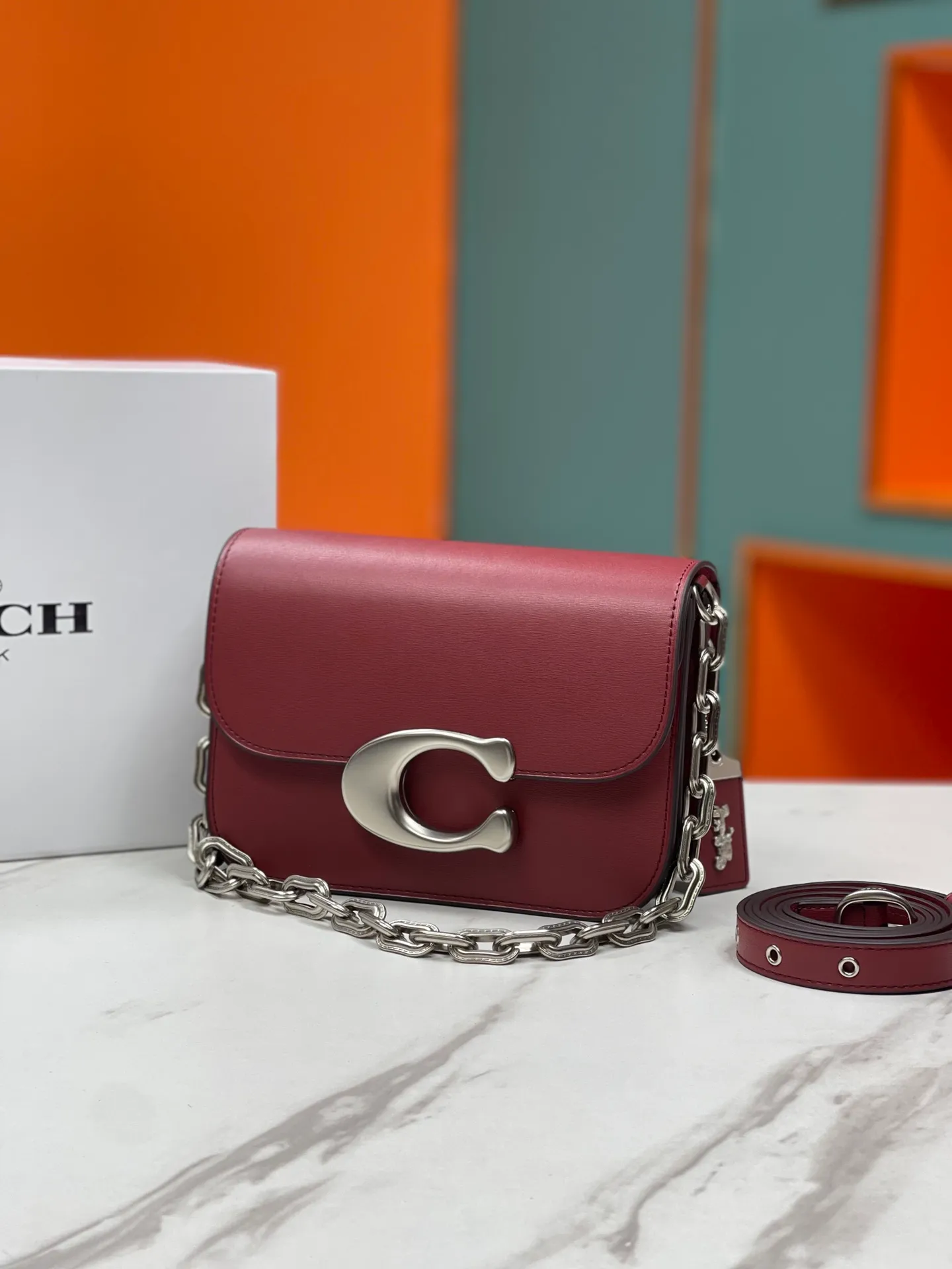 Top original order batch 580💃Coach’s latest crossbody bag💐 model CM587. The shoulder strap design has a full score of 100. The leather detachable shoulder strap is also equipped with a retro old chain + leather shoulder strap. The big brand logo C is particularly obvious. The accordion-style compartment is lined with three large compartments of Napa sheepskin and a zipper compartment. The texture is very good! #coach新的 #chain包 Size 21CM