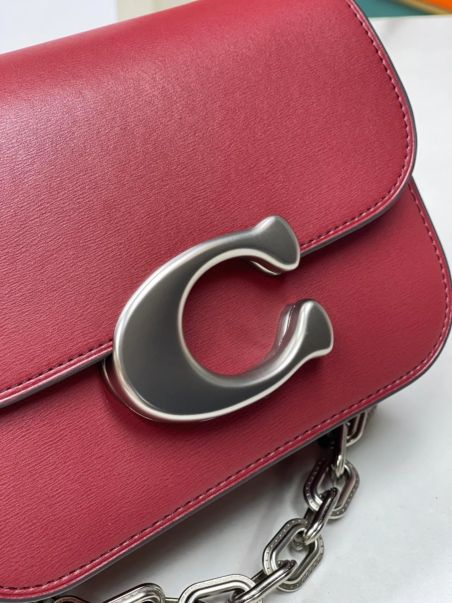 Top original order batch 580💃Coach’s latest crossbody bag💐 model CM587. The shoulder strap design has a full score of 100. The leather detachable shoulder strap is also equipped with a retro old chain + leather shoulder strap. The big brand logo C is particularly obvious. The accordion-style compartment is lined with three large compartments of Napa sheepskin and a zipper compartment. The texture is very good! #coach新的 #chain包 Size 21CM