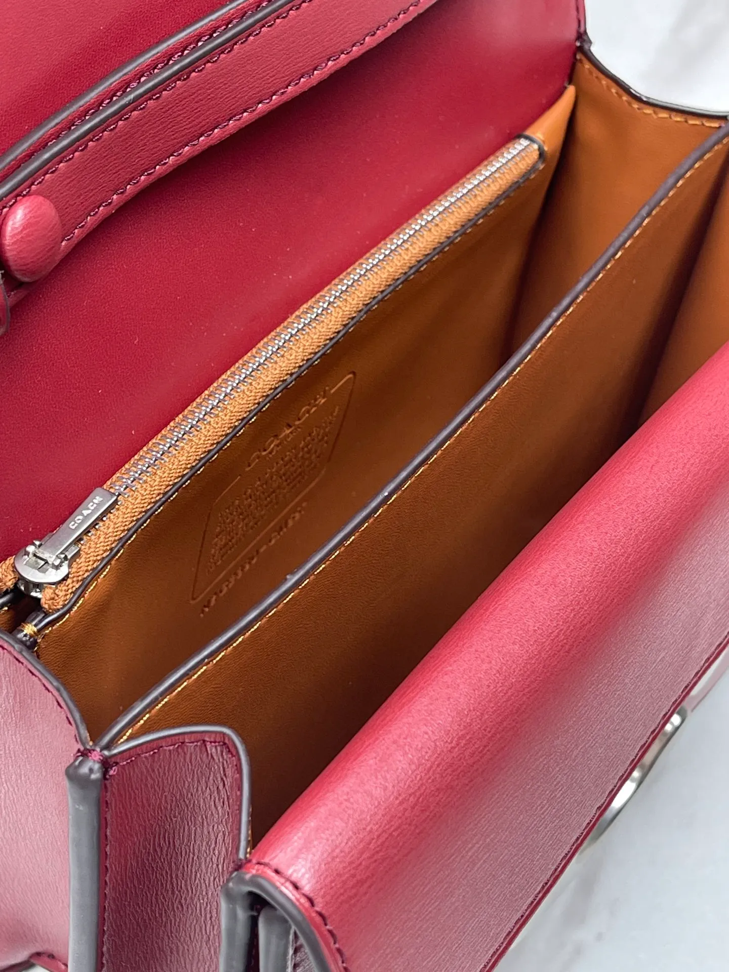 Top original order batch 580💃Coach’s latest crossbody bag💐 model CM587. The shoulder strap design has a full score of 100. The leather detachable shoulder strap is also equipped with a retro old chain + leather shoulder strap. The big brand logo C is particularly obvious. The accordion-style compartment is lined with three large compartments of Napa sheepskin and a zipper compartment. The texture is very good! #coach新的 #chain包 Size 21CM