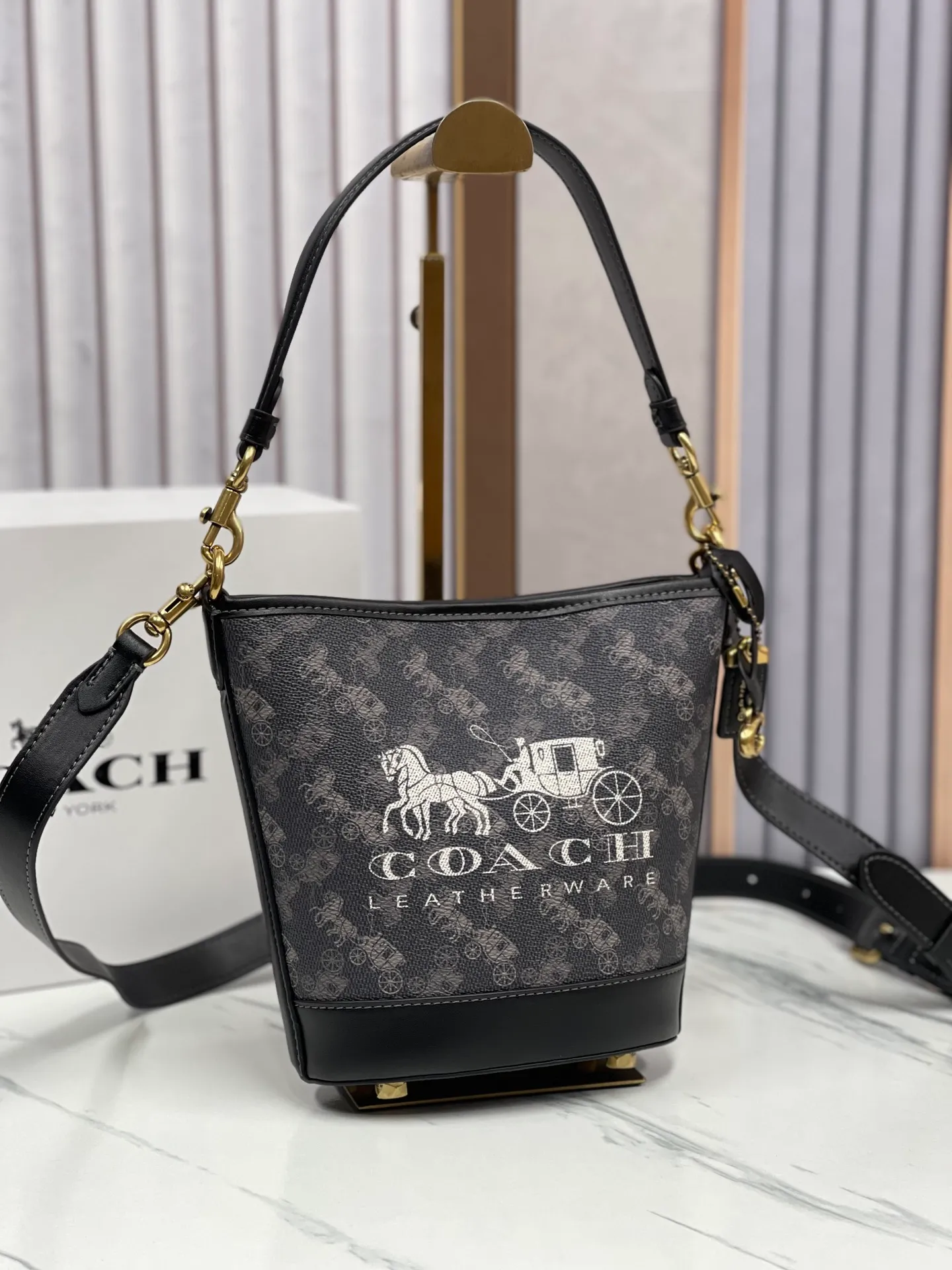 Batch 440💰Coach’s new bucket bag CJ828 can be worn under the arm or across the body. It has a compact and exquisite appearance with ample interior space. It is a must-have bucket bag for everyone. It is also a must-have item for commuting. Size 15.5/19/8