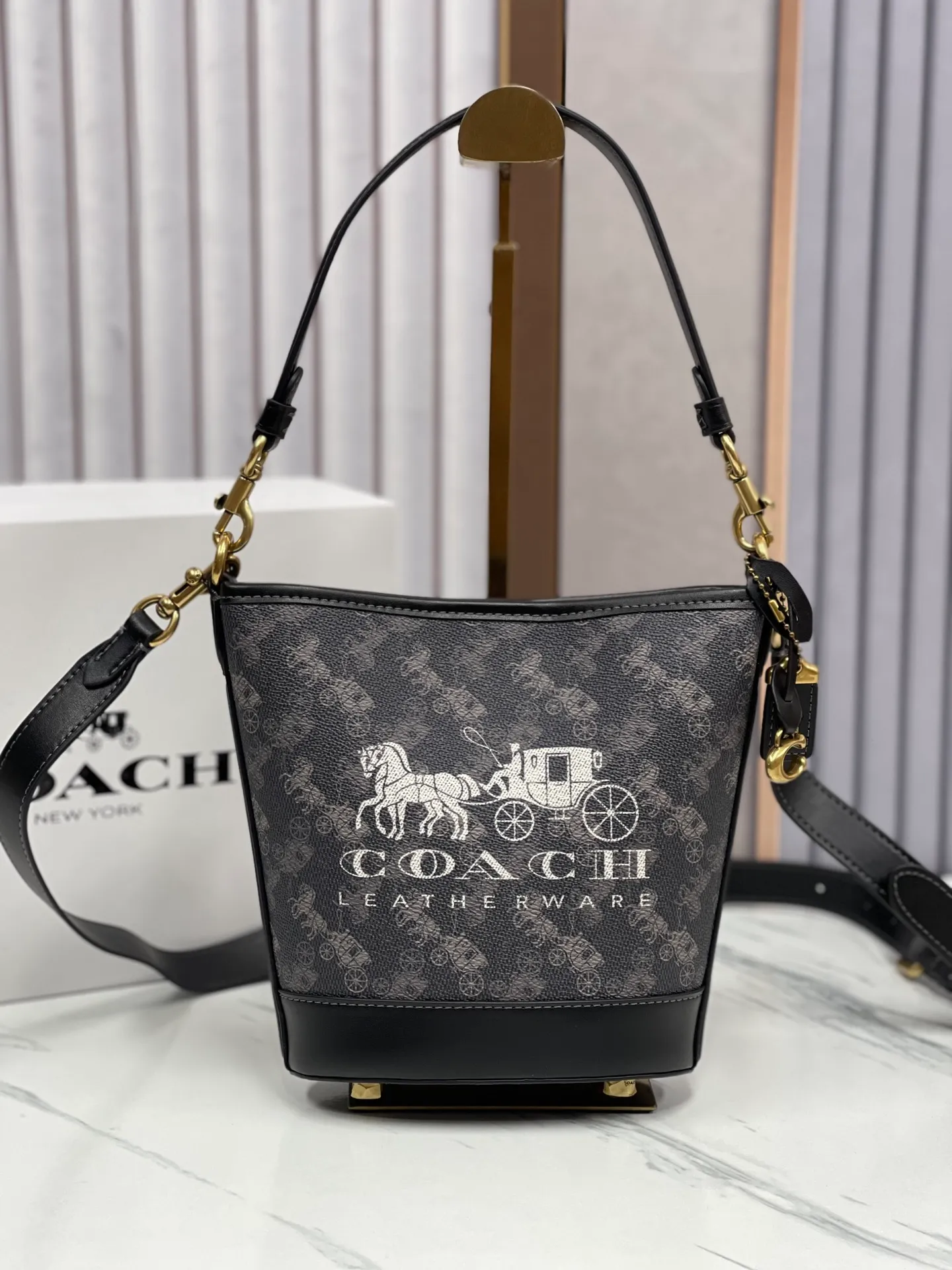 Batch 440💰Coach’s new bucket bag CJ828 can be worn under the arm or across the body. It has a compact and exquisite appearance with ample interior space. It is a must-have bucket bag for everyone. It is also a must-have item for commuting. Size 15.5/19/8