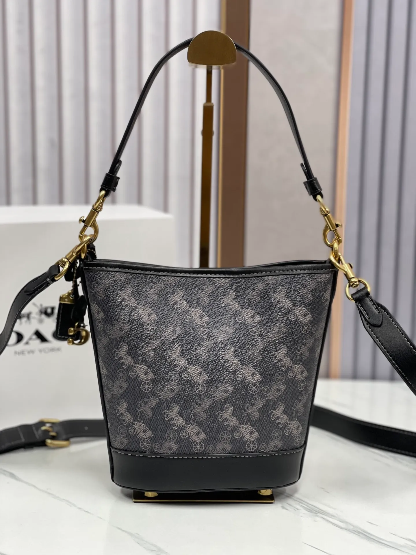 Batch 440💰Coach’s new bucket bag CJ828 can be worn under the arm or across the body. It has a compact and exquisite appearance with ample interior space. It is a must-have bucket bag for everyone. It is also a must-have item for commuting. Size 15.5/19/8