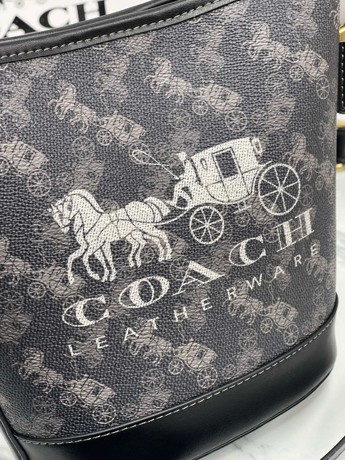 Batch 440💰Coach’s new bucket bag CJ828 can be worn under the arm or across the body. It has a compact and exquisite appearance with ample interior space. It is a must-have bucket bag for everyone. It is also a must-have item for commuting. Size 15.5/19/8