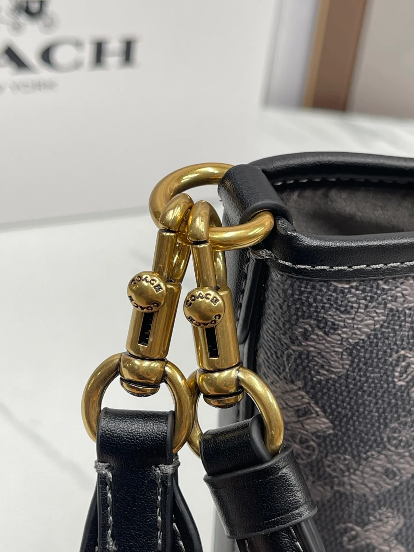 Batch 440💰Coach’s new bucket bag CJ828 can be worn under the arm or across the body. It has a compact and exquisite appearance with ample interior space. It is a must-have bucket bag for everyone. It is also a must-have item for commuting. Size 15.5/19/8