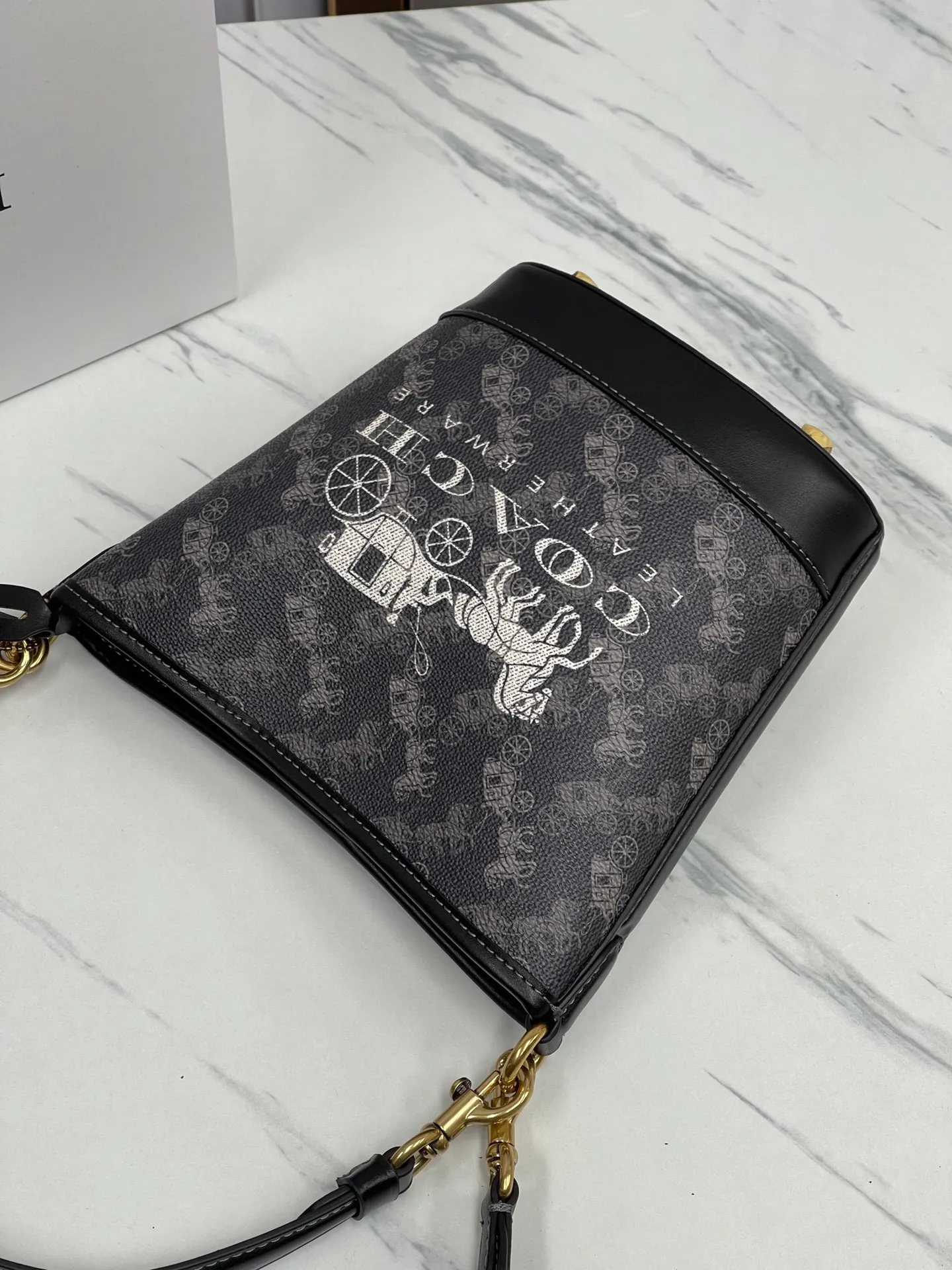 Batch 440💰Coach’s new bucket bag CJ828 can be worn under the arm or across the body. It has a compact and exquisite appearance with ample interior space. It is a must-have bucket bag for everyone. It is also a must-have item for commuting. Size 15.5/19/8