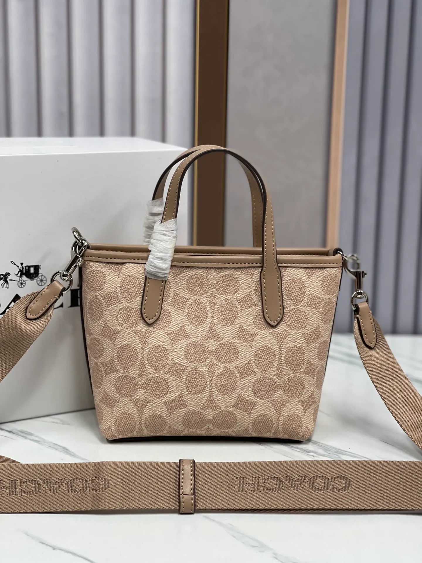 P360¥Coach’s new Mini City mini tote cross-body dumpling bag model CW032 counter actual shot, size 17*14*8