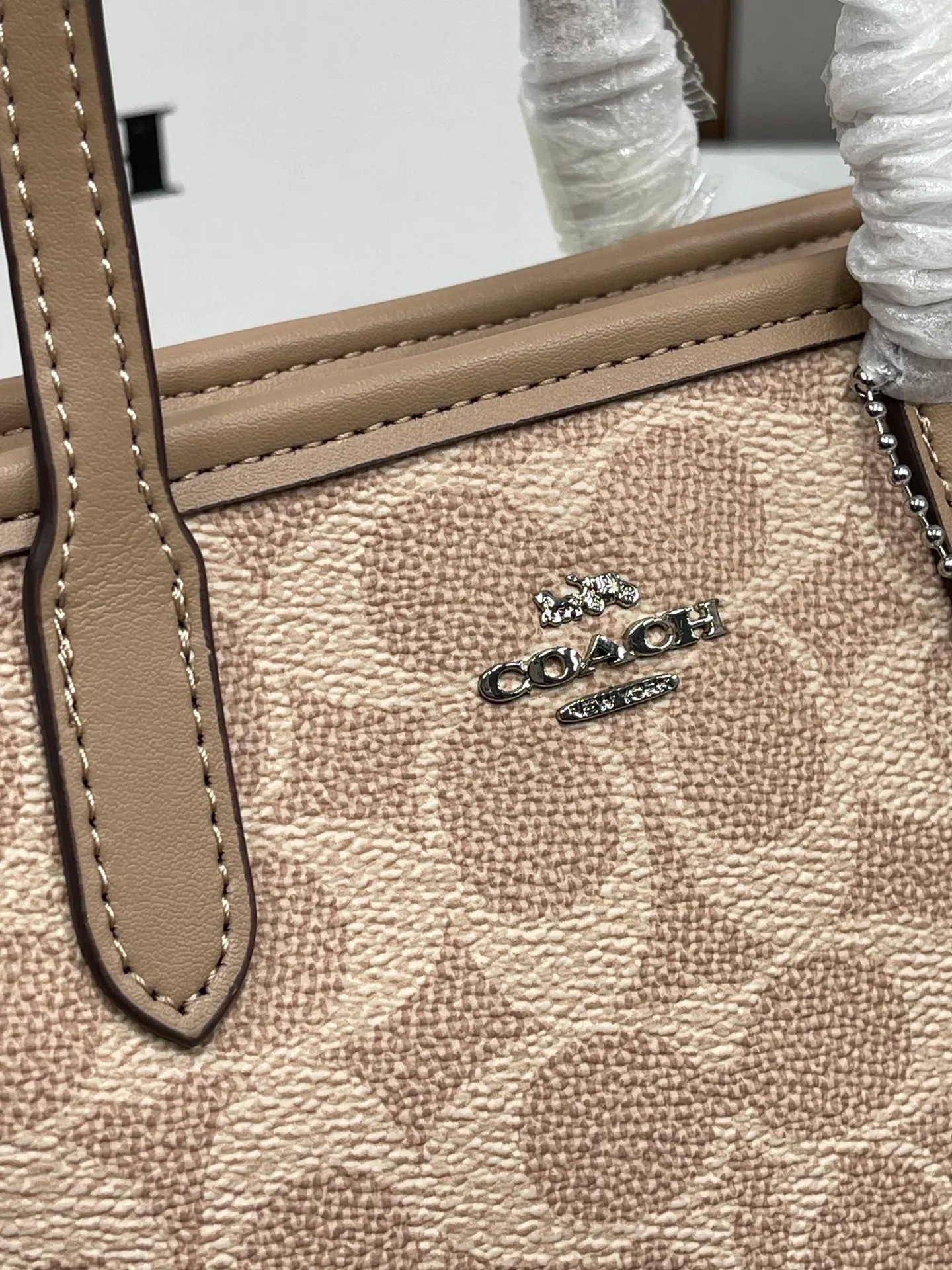 P360¥Coach’s new Mini City mini tote cross-body dumpling bag model CW032 counter actual shot, size 17*14*8