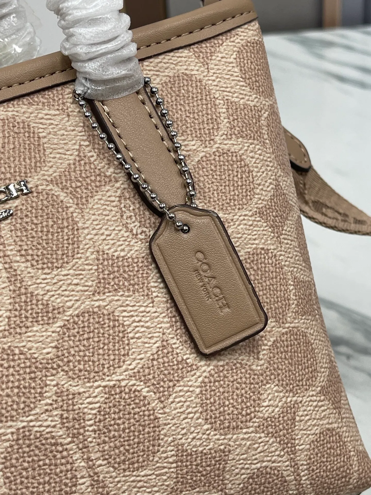 P360¥Coach’s new Mini City mini tote cross-body dumpling bag model CW032 counter actual shot, size 17*14*8