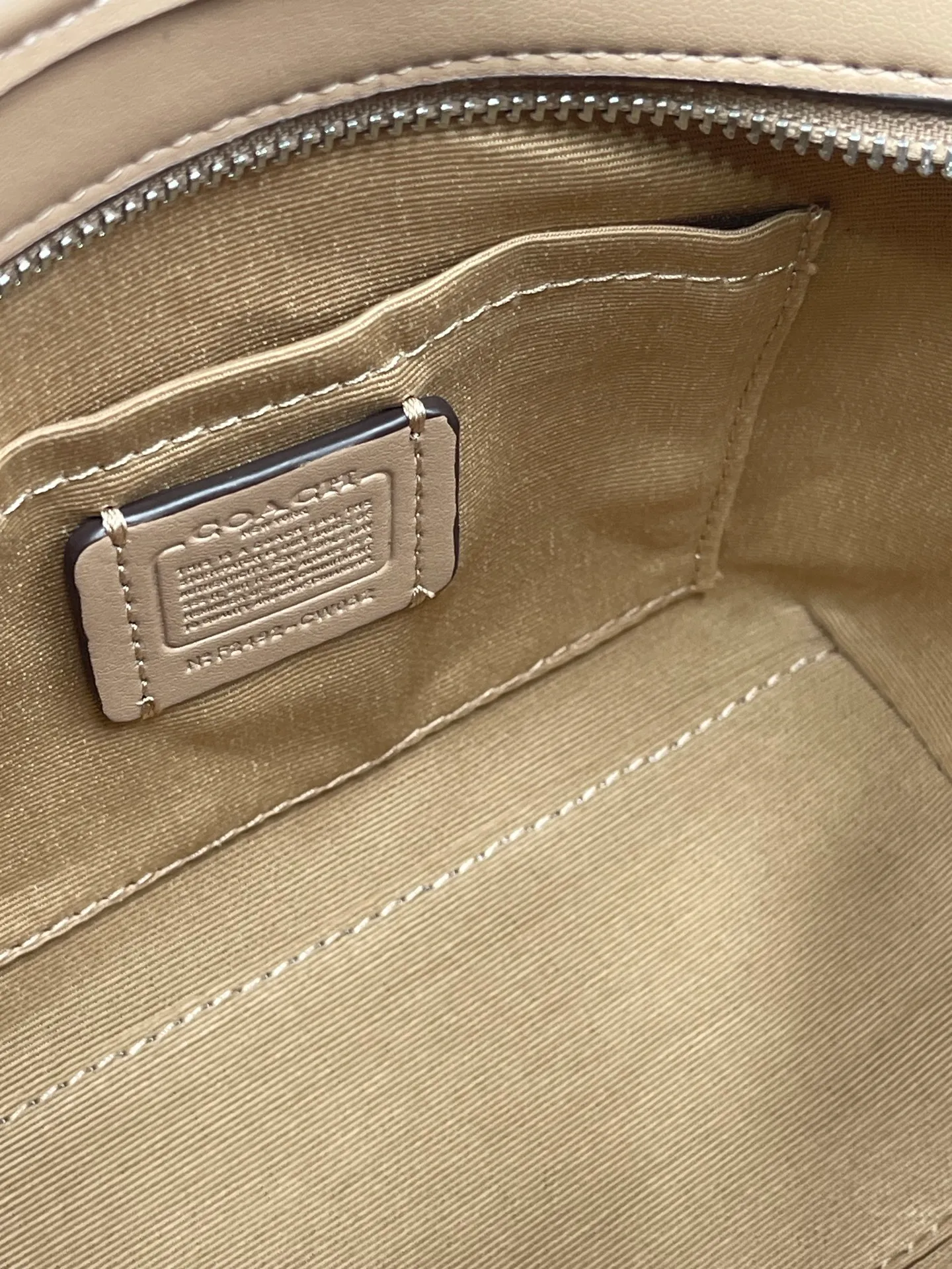 P360¥Coach’s new Mini City mini tote cross-body dumpling bag model CW032 counter actual shot, size 17*14*8