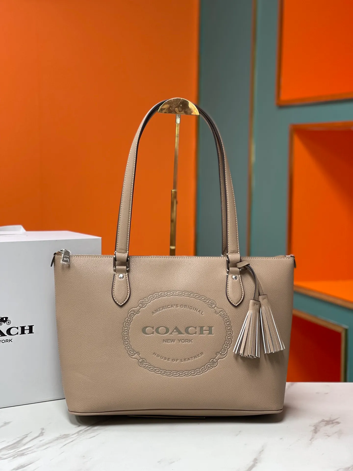 Top original order batch 460💰Coach's new [Rose] model CM086 has a large internal space. While ensuring its excellent storage capacity, the entire bag is soft, fashionable, exquisite and simple. Whether it is paired with formal or casual wear, it can reflect its unique elegance and intellectuality while retaining its own unique temperament. Size: 36X26X15cm🌹🌹
