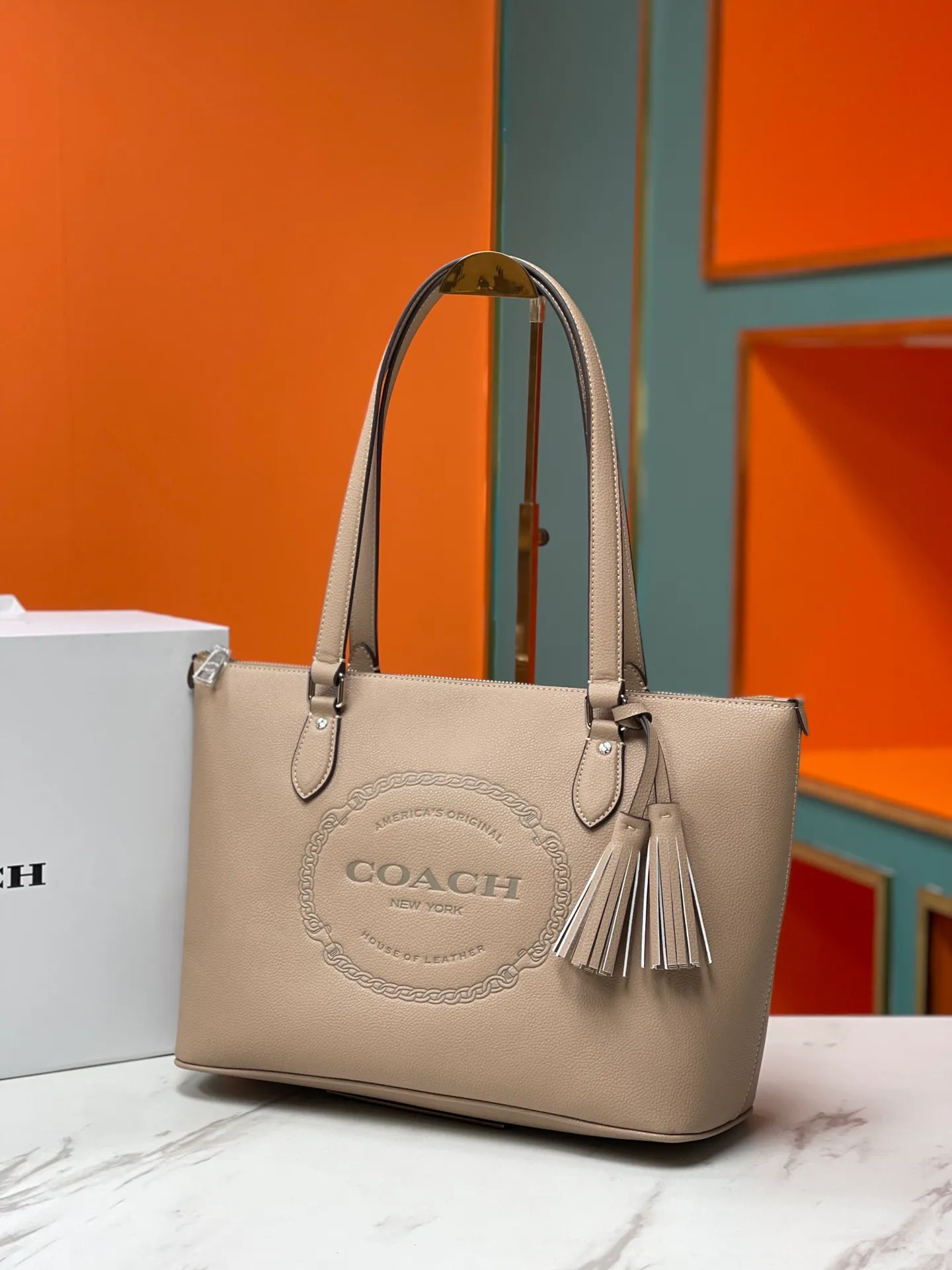 Top original order batch 460💰Coach's new [Rose] model CM086 has a large internal space. While ensuring its excellent storage capacity, the entire bag is soft, fashionable, exquisite and simple. Whether it is paired with formal or casual wear, it can reflect its unique elegance and intellectuality while retaining its own unique temperament. Size: 36X26X15cm🌹🌹