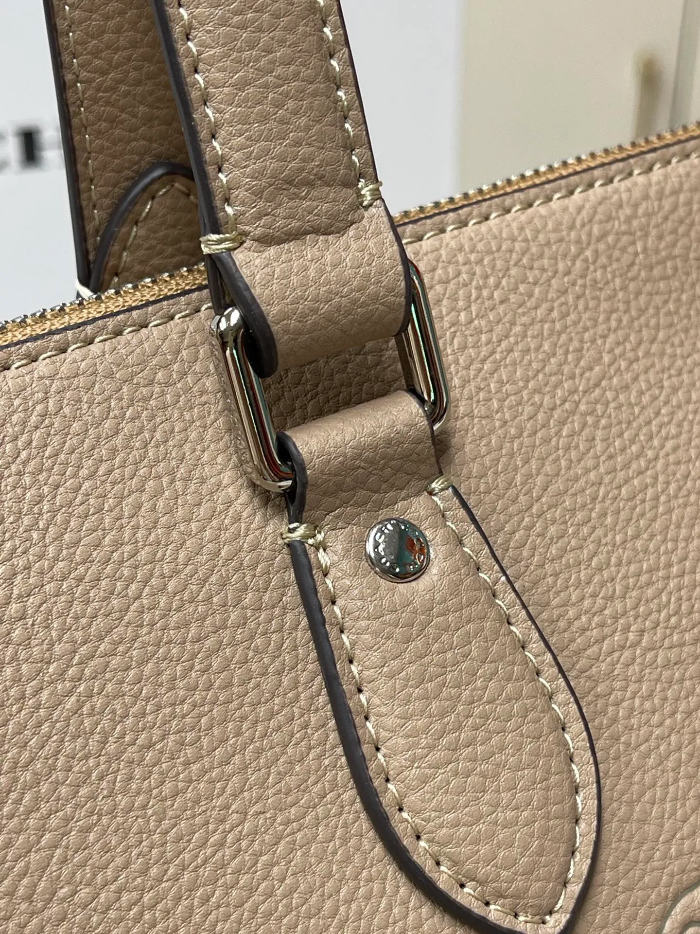 Top original order batch 460💰Coach's new [Rose] model CM086 has a large internal space. While ensuring its excellent storage capacity, the entire bag is soft, fashionable, exquisite and simple. Whether it is paired with formal or casual wear, it can reflect its unique elegance and intellectuality while retaining its own unique temperament. Size: 36X26X15cm🌹🌹