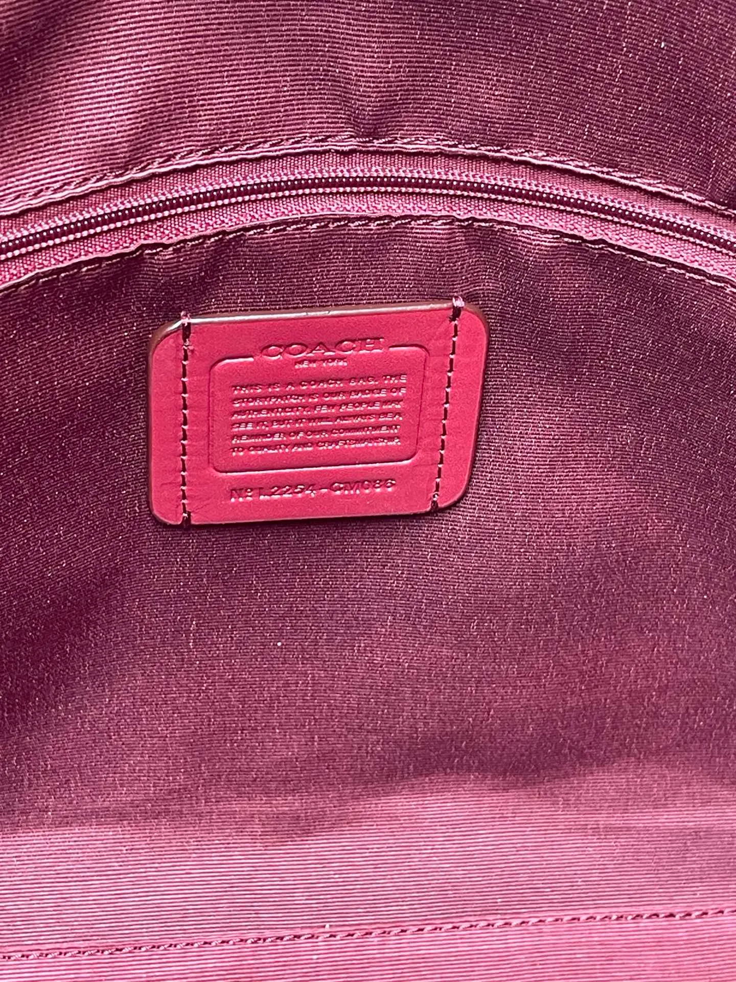 Top original order batch 460💰Coach's new [Rose] model CM086 has a large internal space. While ensuring its excellent storage capacity, the entire bag is soft, fashionable, exquisite and simple. Whether it is paired with formal or casual wear, it can reflect its unique elegance and intellectuality while retaining its own unique temperament. Size: 36X26X15cm🌹🌹