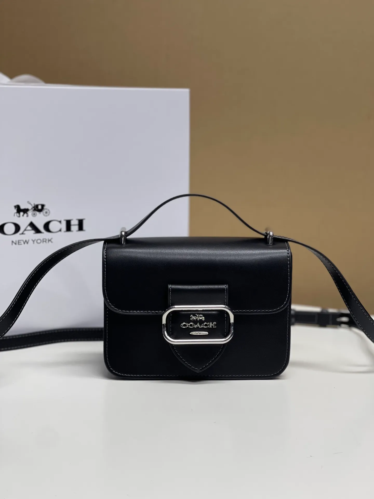 Batch 440💰coach/Coach new model The latest new product in August Model CL416 Morgan series is a must-have for Valentine’s Day gifts. Exquisite, compact and playful. Wear-resistant and scratch-resistant. The built-in compartment can accommodate a variety of personal belongings. Girls don’t have to worry about their belongings when going out. The shoulder strap can be adjusted diagonally or on one shoulder. Super practical